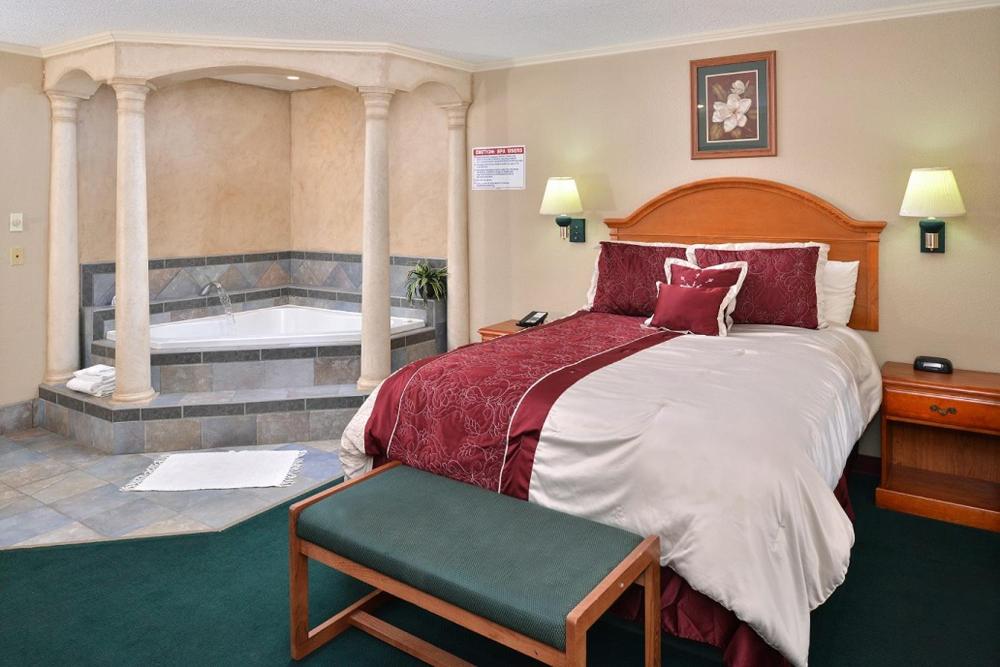 One Queen Bed Jacuzzi Suite Non-Smoking interior